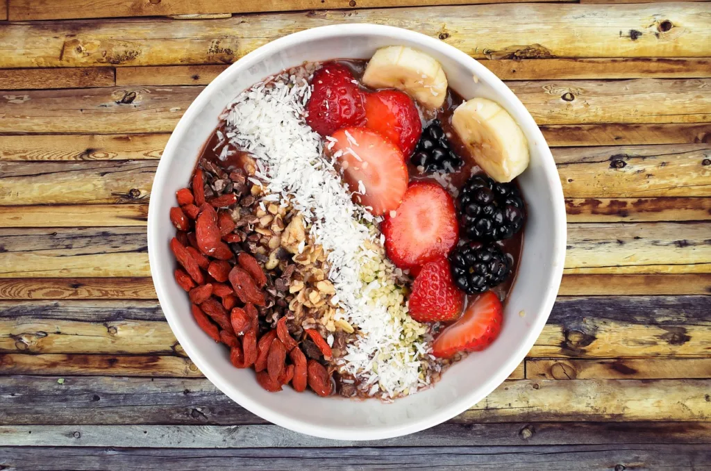 tigela com frutas ricas em fibras.