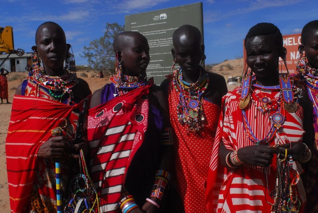 grupo de mulheres Maasai com suas roupas coloridas em tom vermelho.