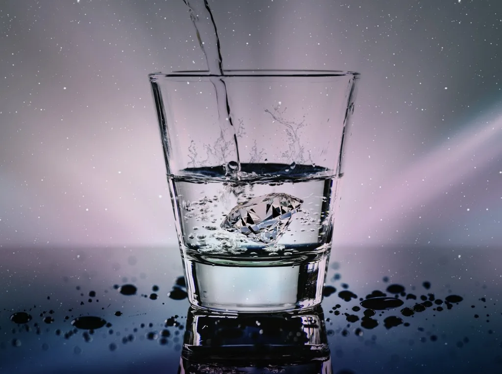 um copo de agua potável.