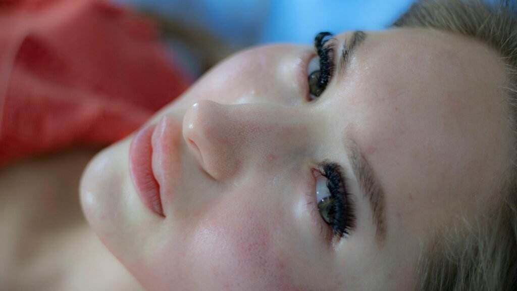 uma linda jovem de pele clara, numa seção de cuidados com  a pele.