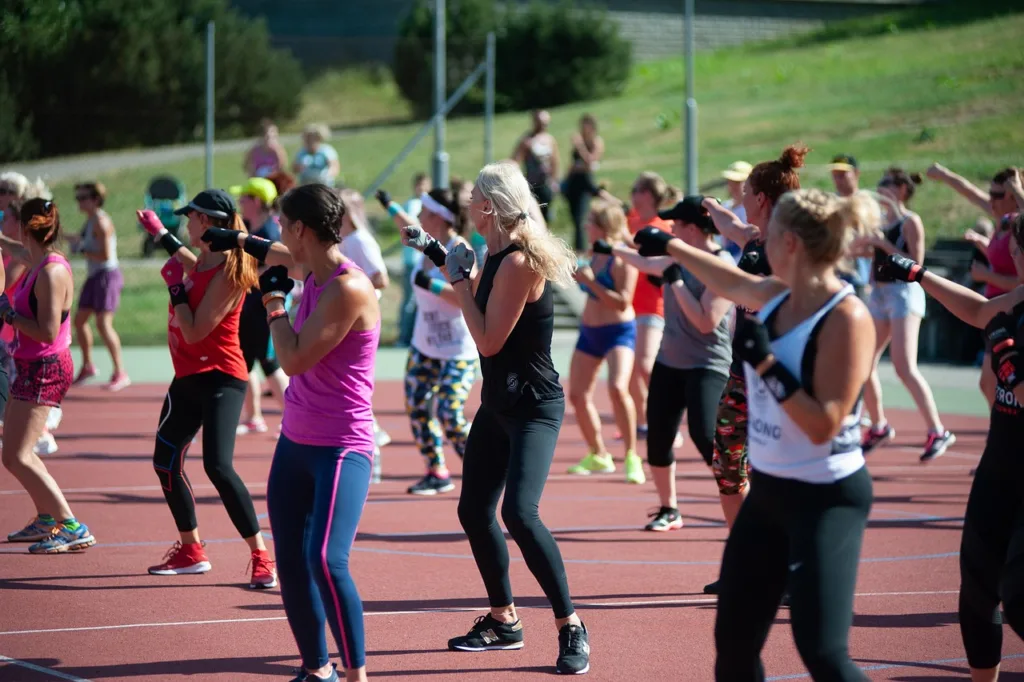 grupo de mulheres praticando zumba ao ar livre.