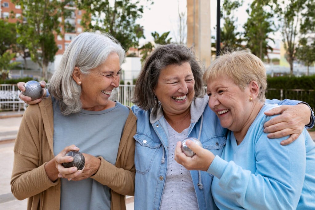 amigas idosas sorridentes em uma rua.