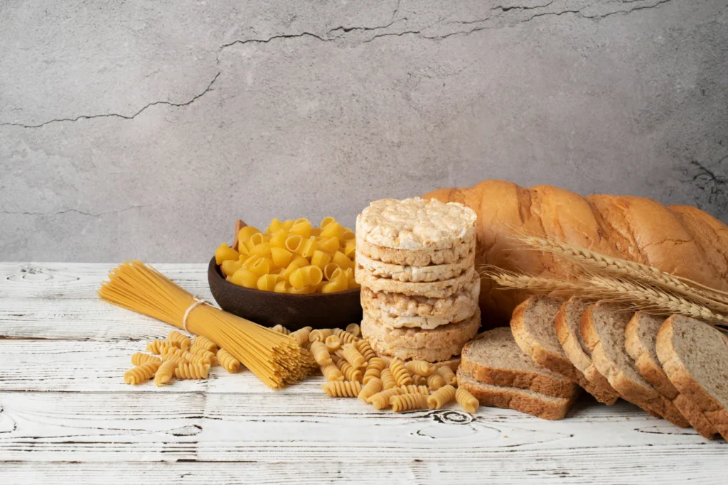 varios alimentoss ricos en gluten numa mesa.