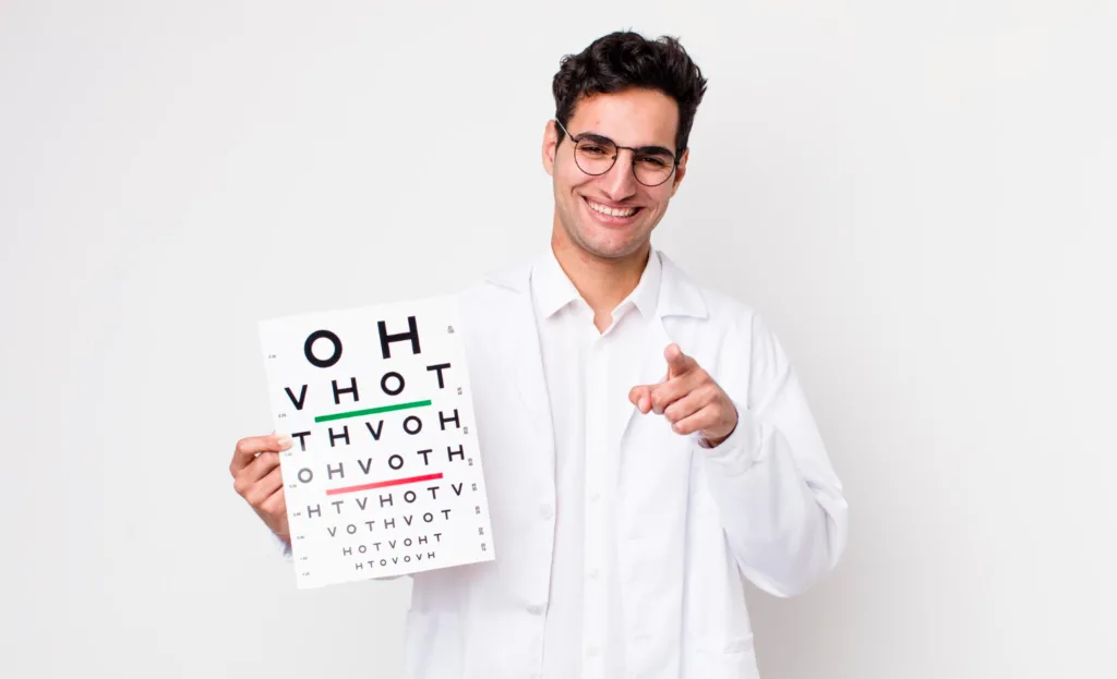 Um medico oftalmologista segurando uma escala de teste de visão.