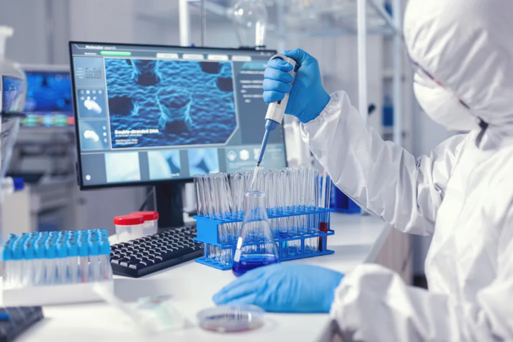 pesquisador em seu laboratório, analisando amostras de sangue.