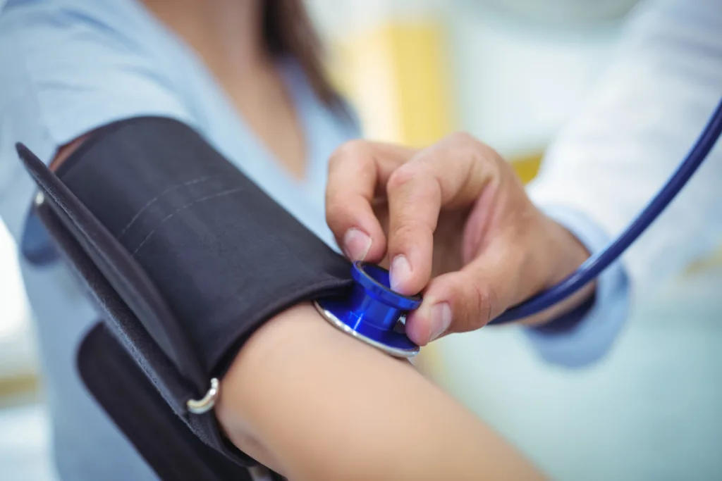 medico aferindo a pressão de um paciente.