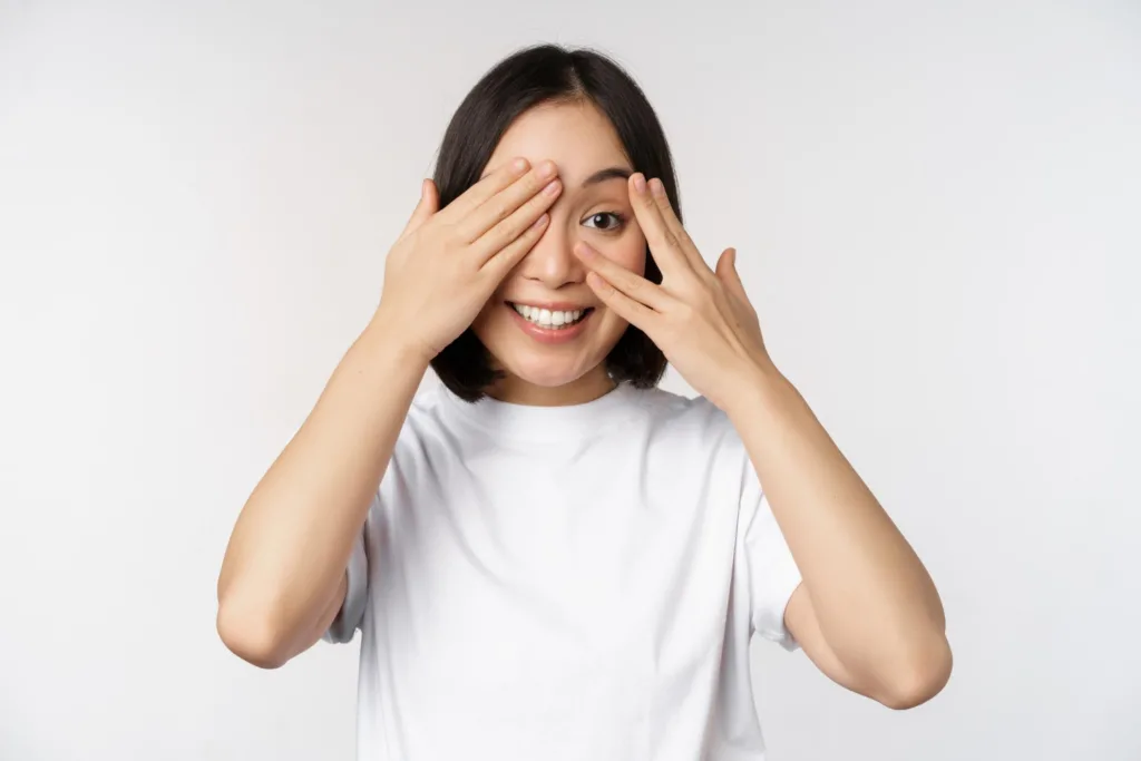 uuma jovem fazendo exercicios para os olhos.