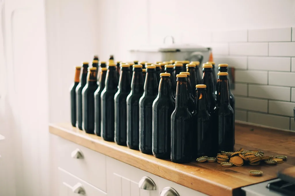 varias garrafas de cervejas sem rótulos em uma mesa. 