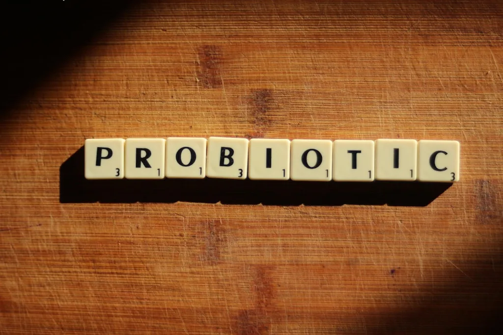 Arte com a palavra "probiotics" escrita com cuos de madeira na horizontal.