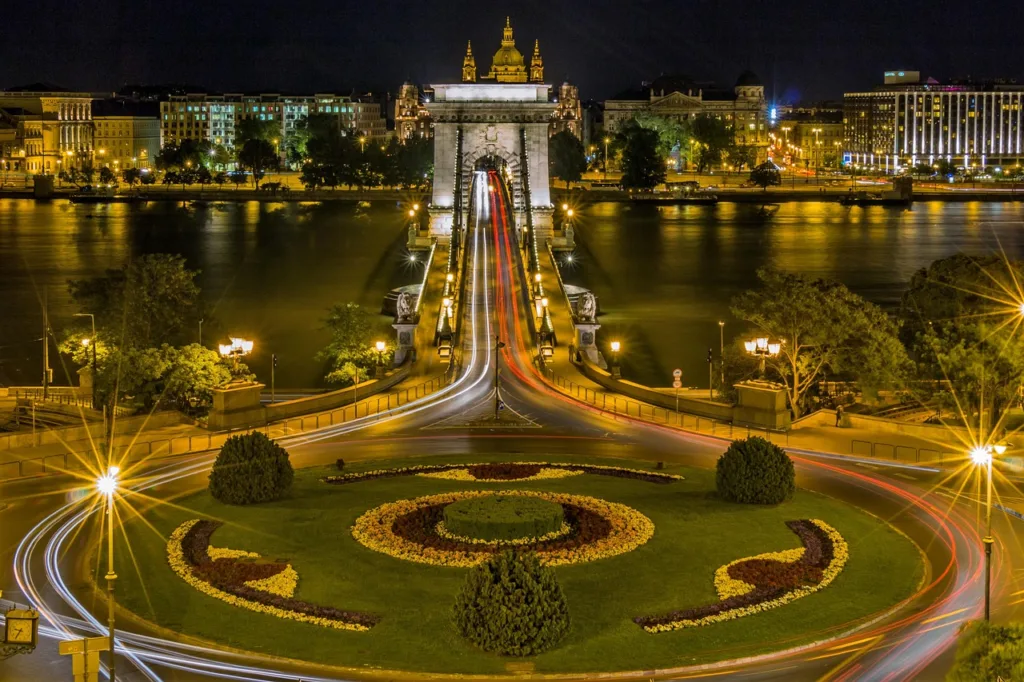 lindo parque urbano, iluminado a noite.