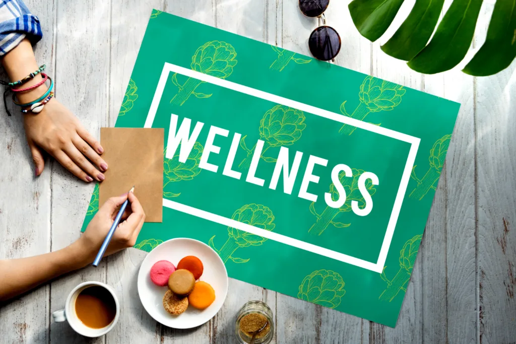 uma toalha de mesa com a palavra wellness com uma mao escrevendo um bilhete.