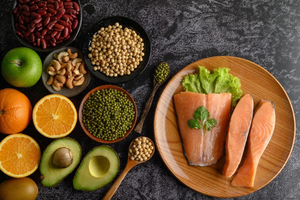 Alimentos proteicos numa  mesa.