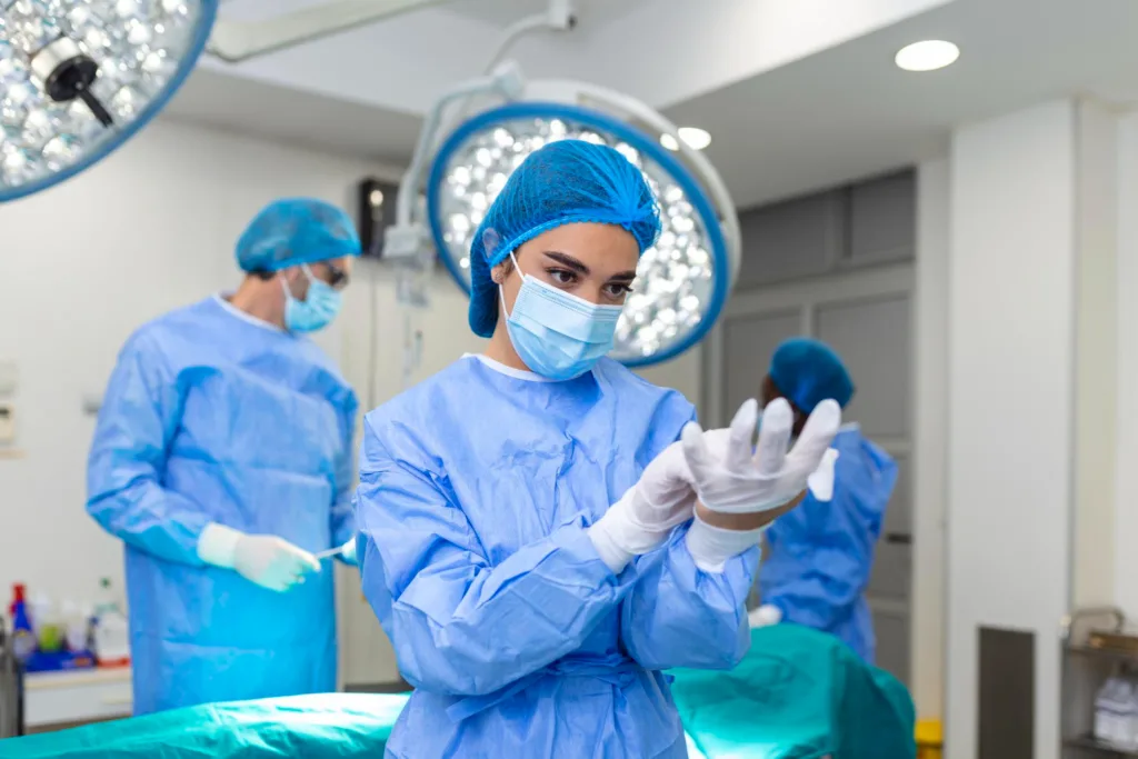 medica paramentada para inicio de uma cirurgia.