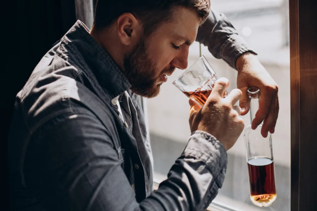 jovem viciado em alcool.