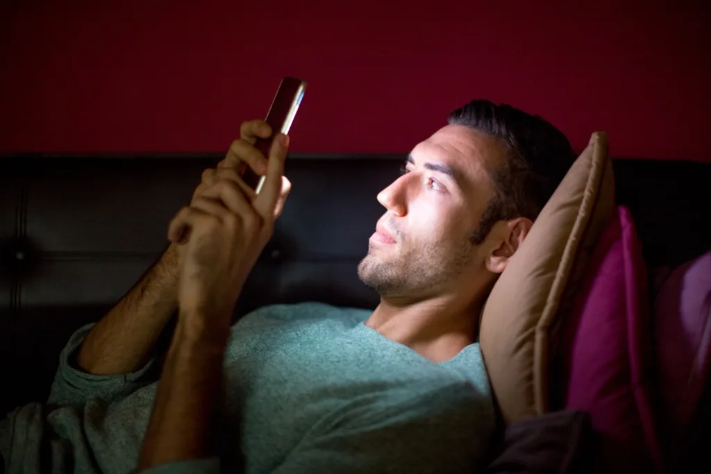 Um jovem simbolizando o vicio com medias sociais.