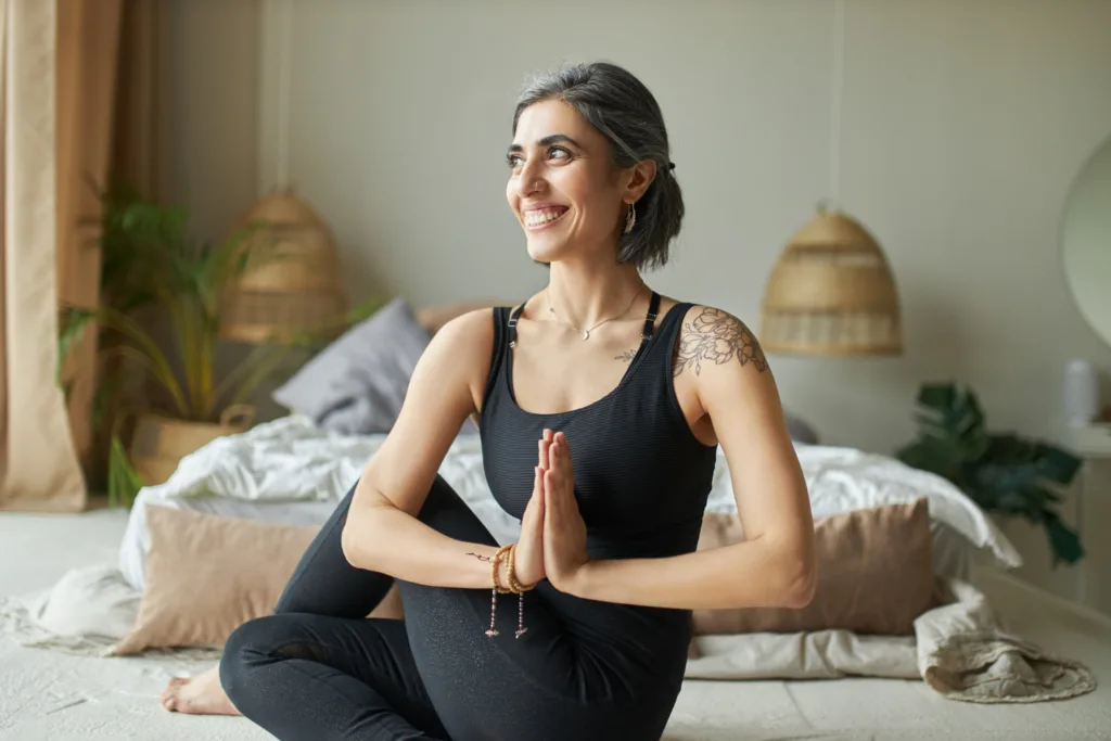 mulher de meia idade em posicao de yoga.