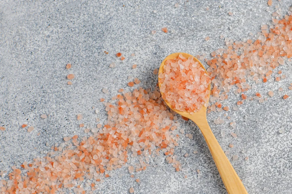 sal do himalaia  numa colher num fundo cinza.