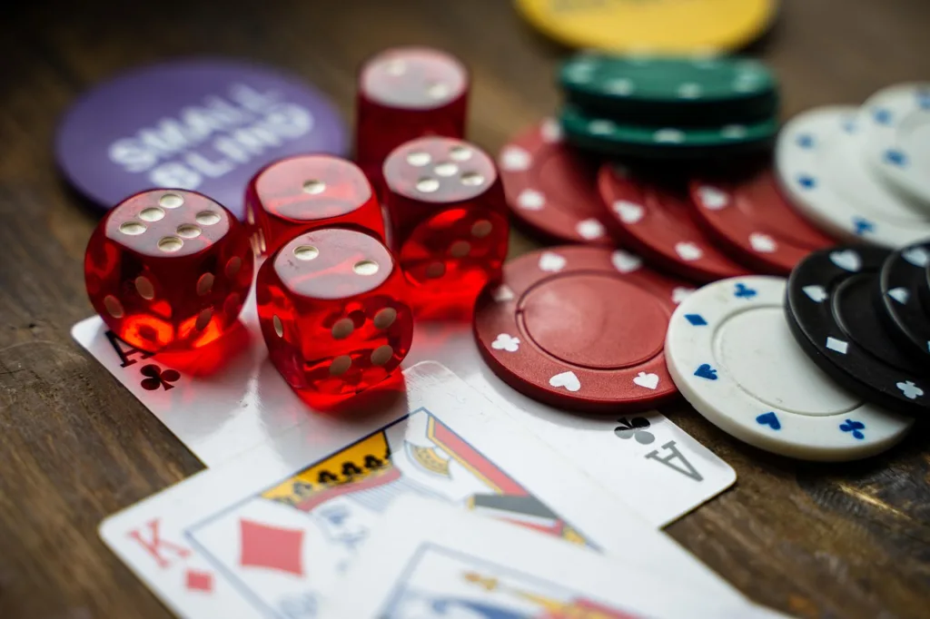 dados, cartas e fichas de jogos de azar.