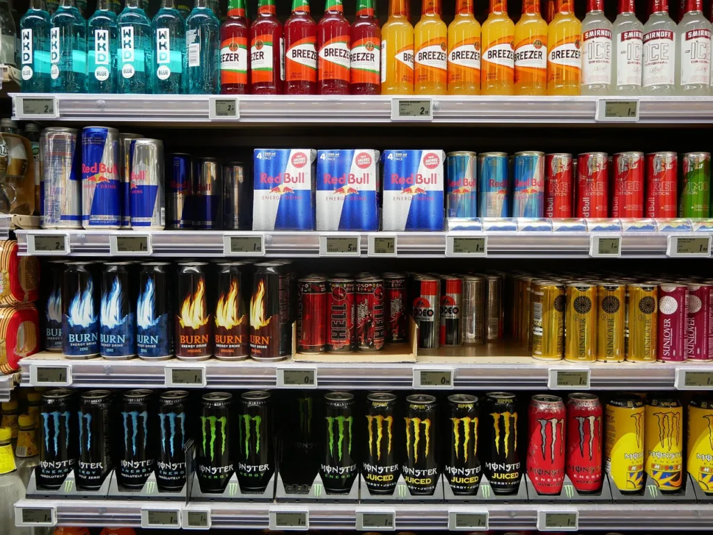 prateleira de bebidas energéticas num supermercado.