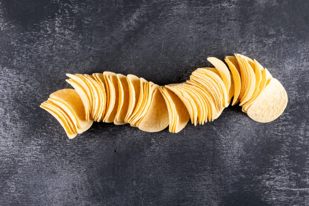 batata chips  em um fundo preto.