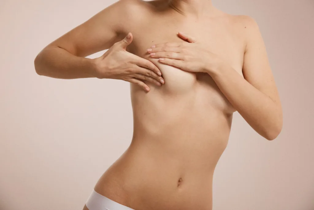 foto de uma mulher fazendo o toque para prevenção do câncer de mama.
