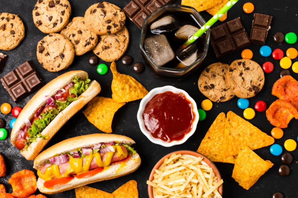 alimentos ultraprocessados em uma mesa.