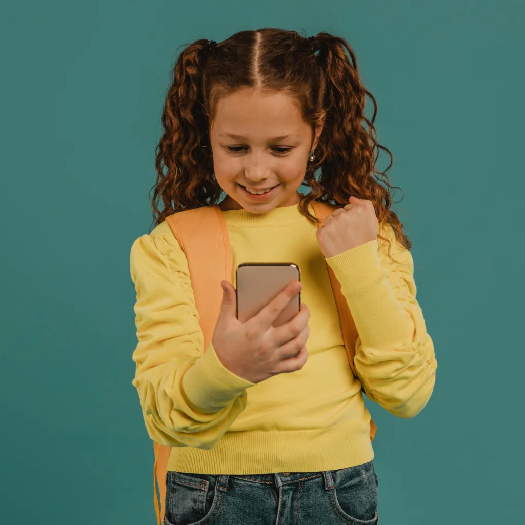 Uma criança usando smartphone