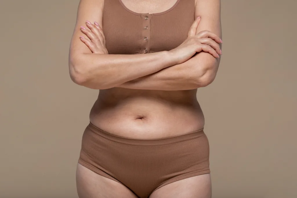 mulher com o umbigo a mostra.