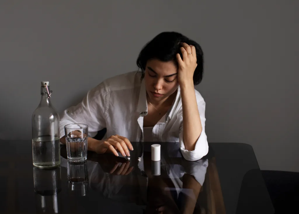 uma jovem com sinais de dependência do álcool.