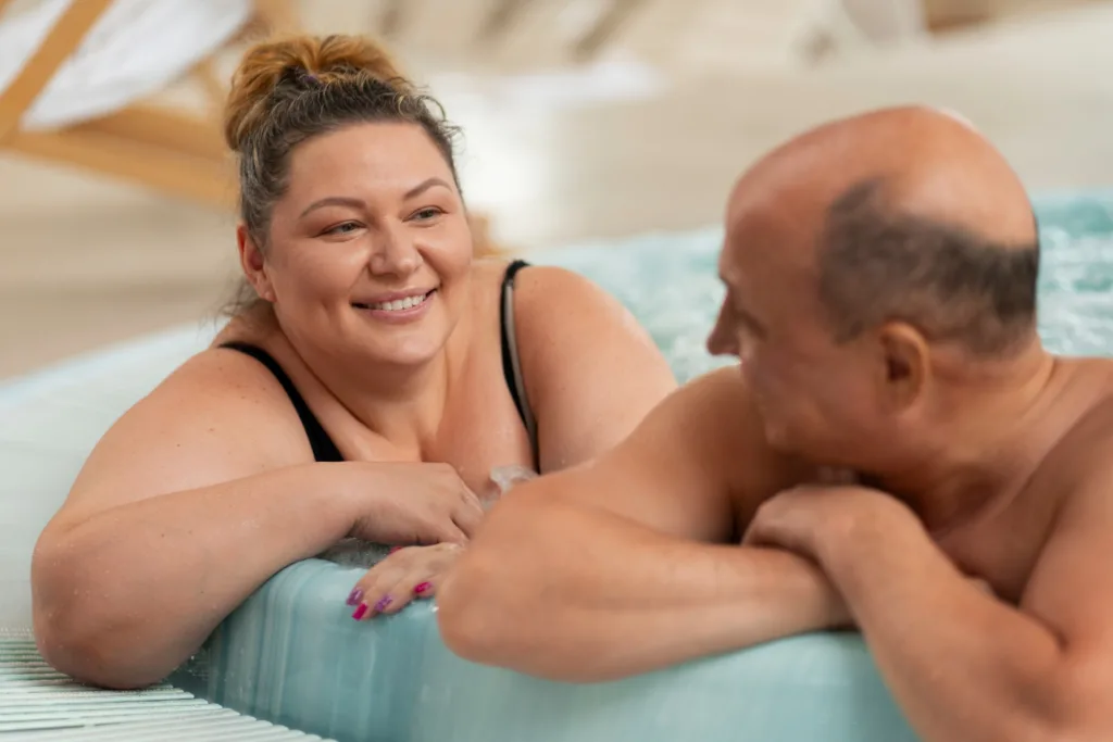 casal na borda de uma banheira.