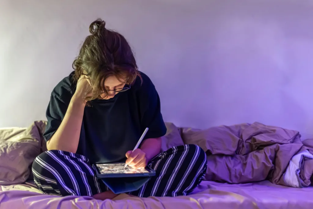 mulher usando um tablet antes de dormir.