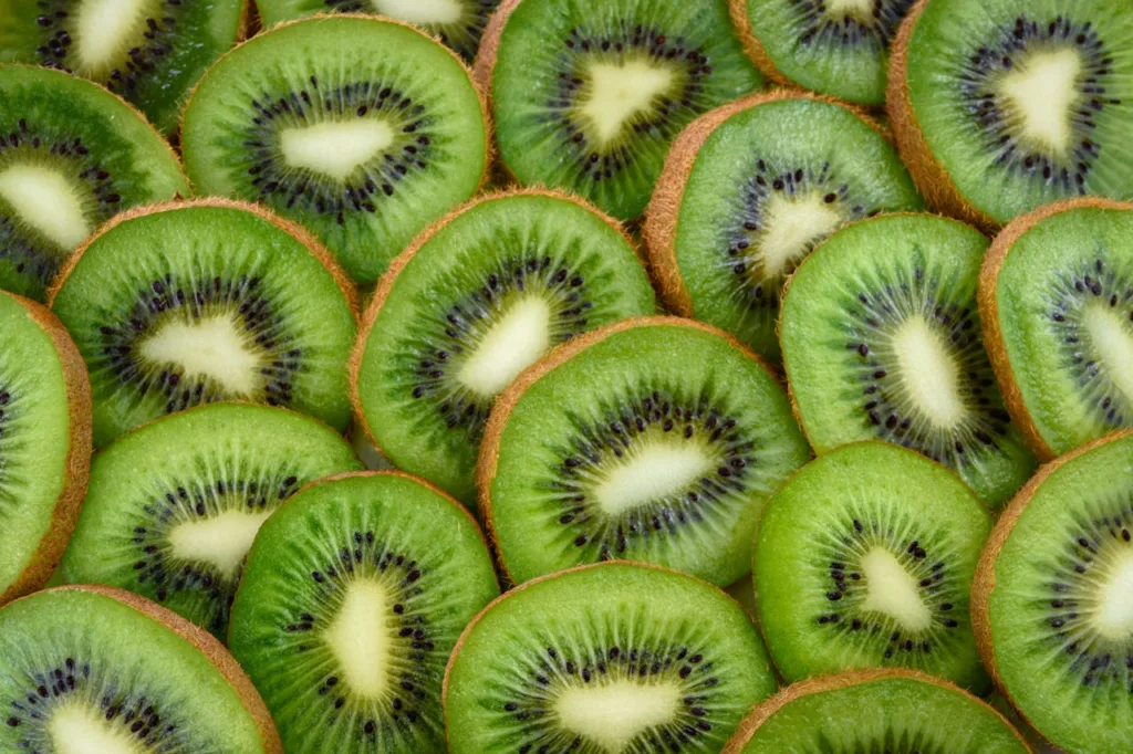 varias fatias de kiwi.