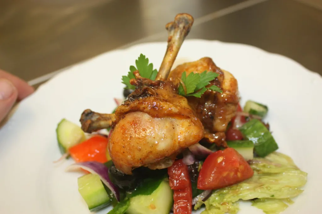 delicioso prato com frango cozido e legumes.