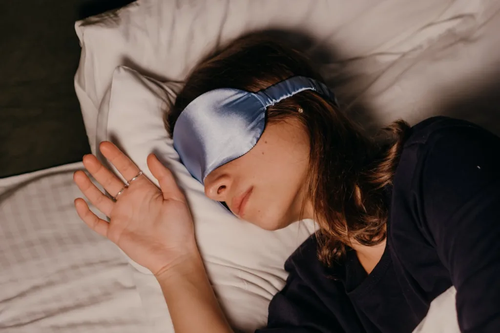jovem mulher dormindo com venda para  dormir.