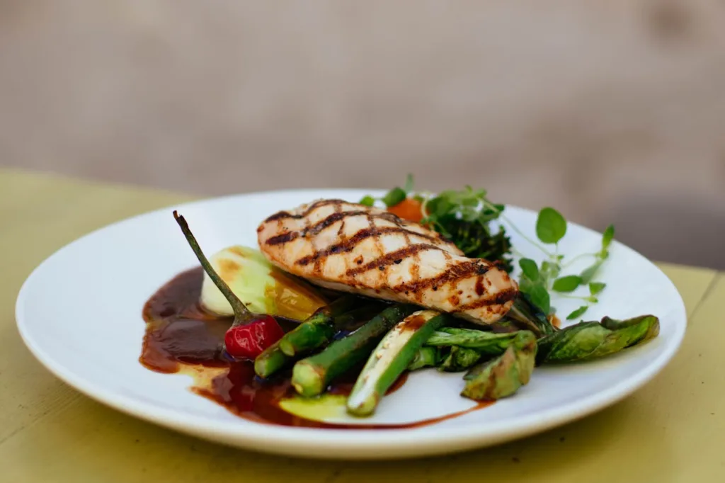 prato pronto de file de frango grelhado com legumes.