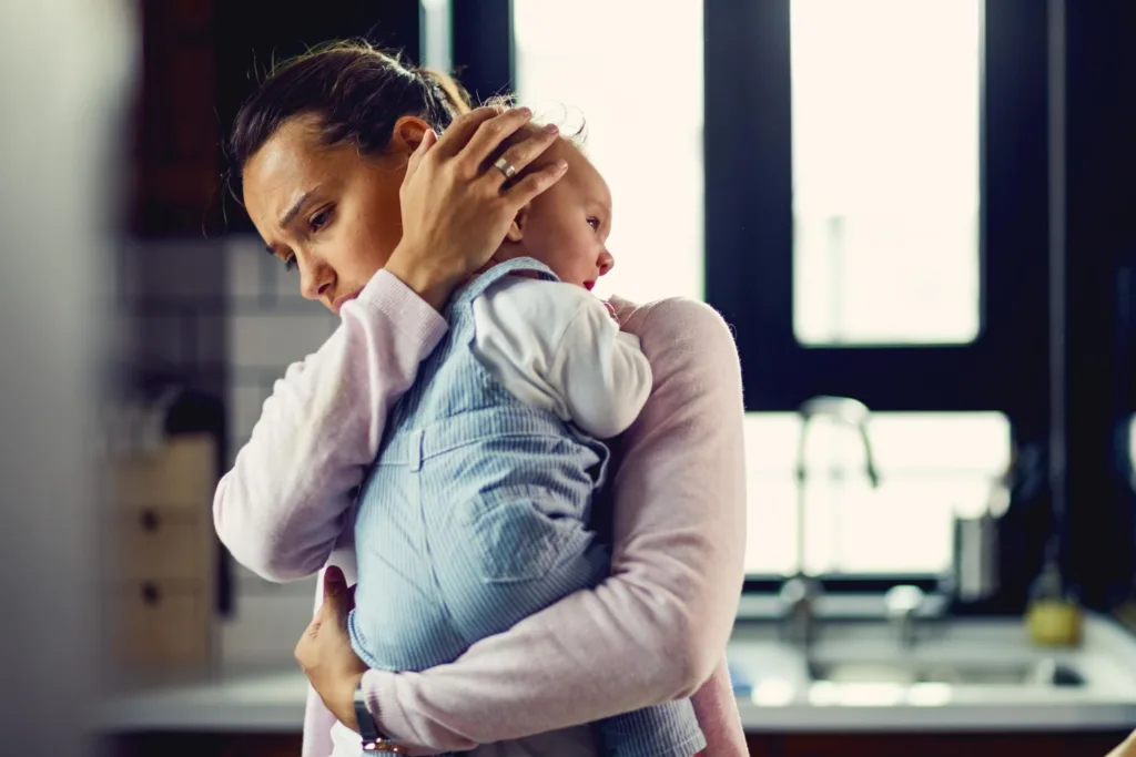 mãe con sintomas de pressão em pé, com  seu bebê 