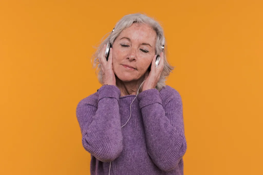 mulher ouvindo musica com um headphone.