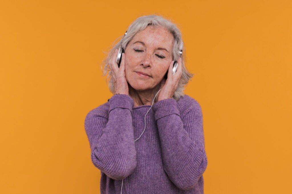 mulher ouvindo musica com um headphone.