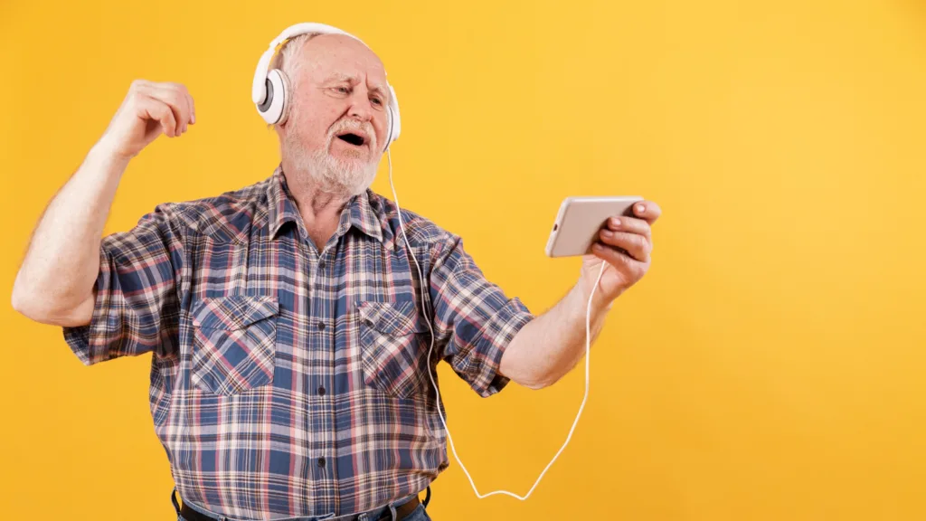 homem idoso ouvindo musica com um headfone. 
