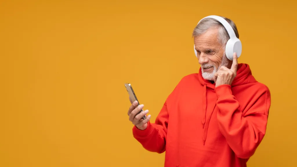 homem ouvindo musica com um smartphone e headphone.