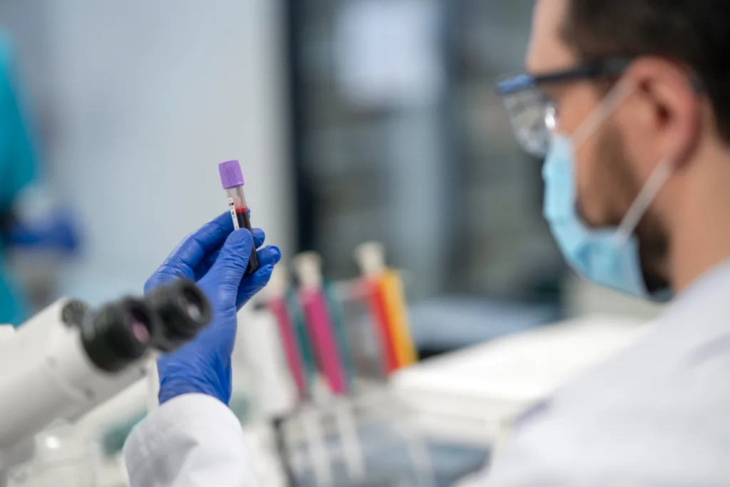 cientista numa bbancada de laoratorio.