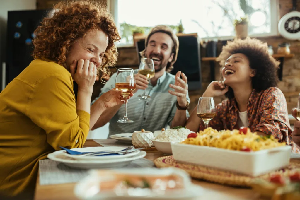grupo de pessoas reunida numa mesa de jantar