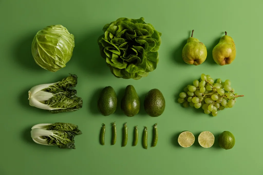 vários vegetais verdes em uma mesa.