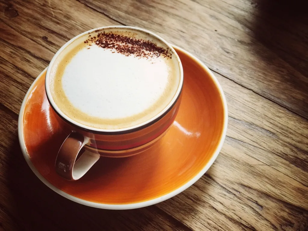xicara de cappuccino.