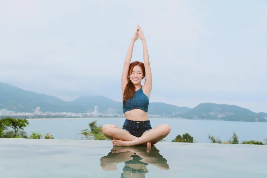 jjovem praticando yoga ao ar livre.