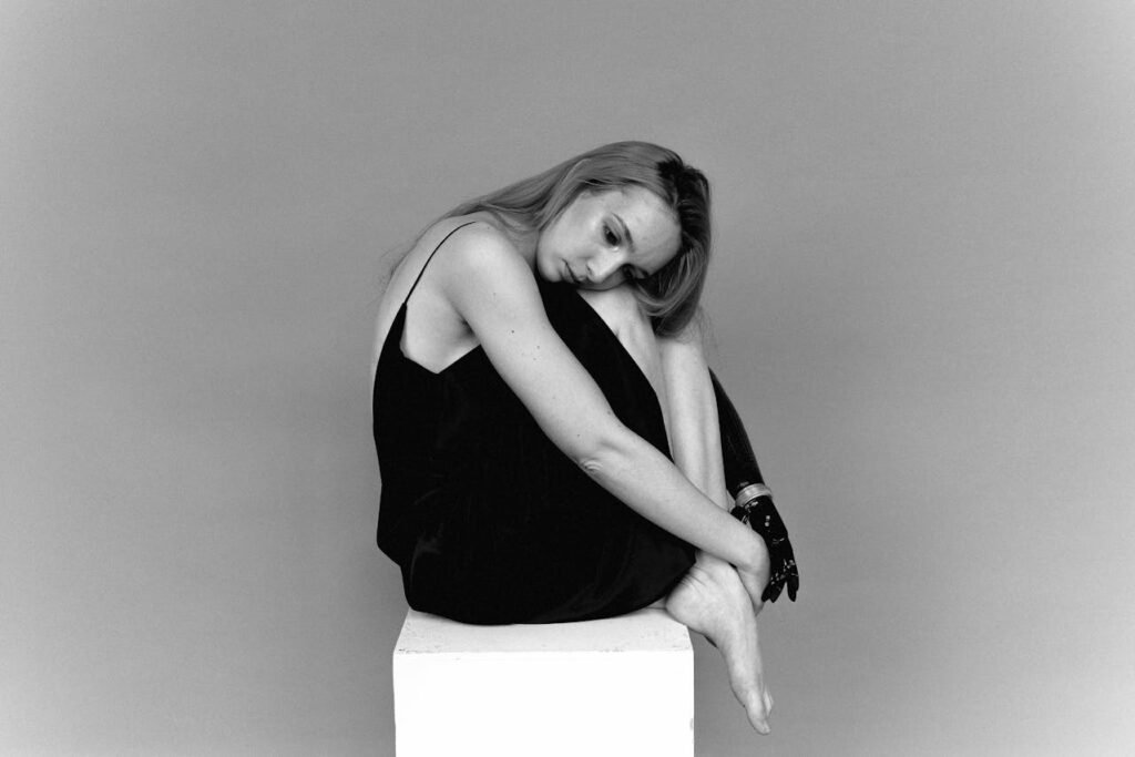 mulher sentada com sintomas de depressão