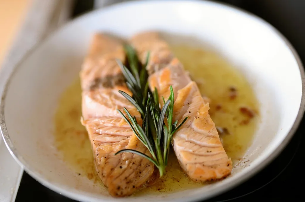 prato com dois files de salmão com azeite e alecrim