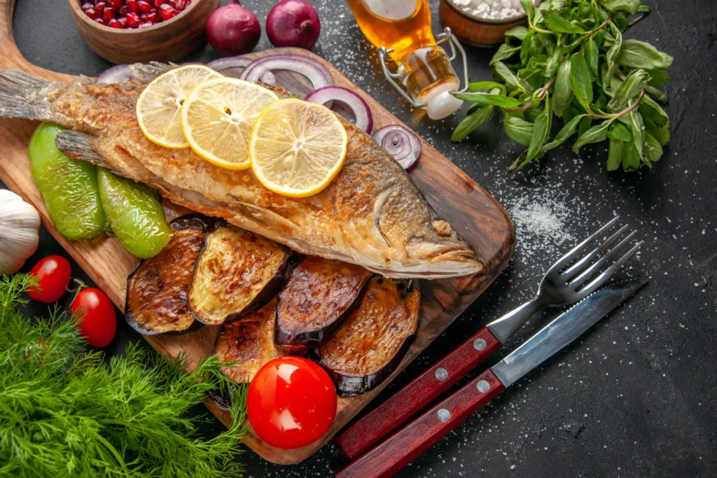 peixe assado com legumes.