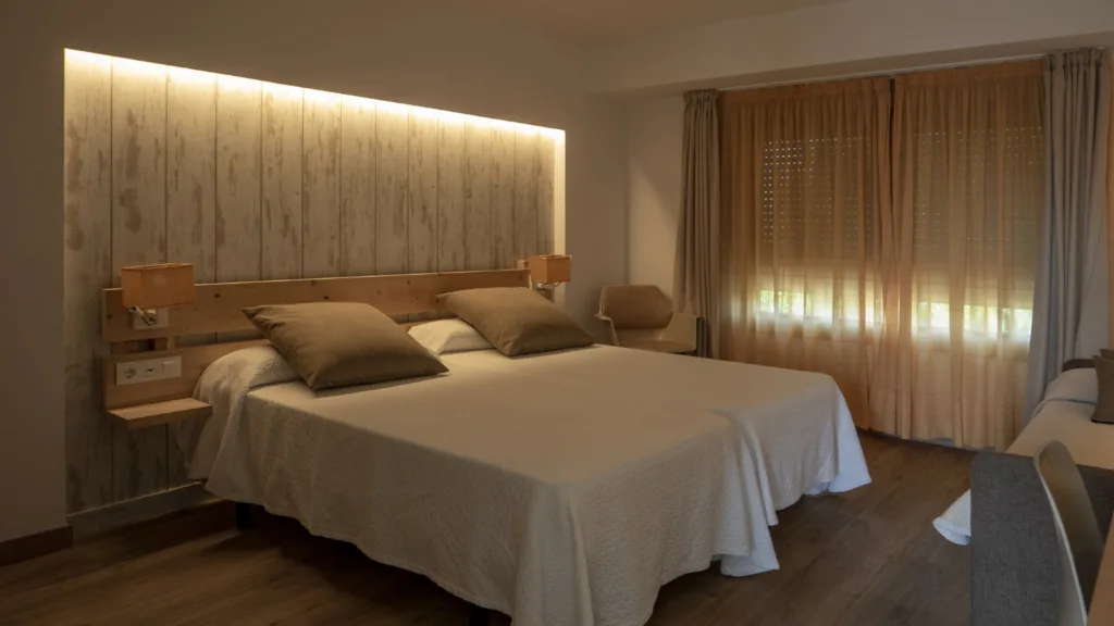 quarto de dormir com cortinas.