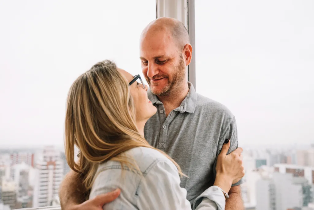 casal adulto abraçados.